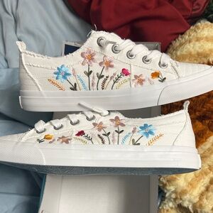 Blowfish White Canvas Low-Top Sneakers with Embroidered Florals